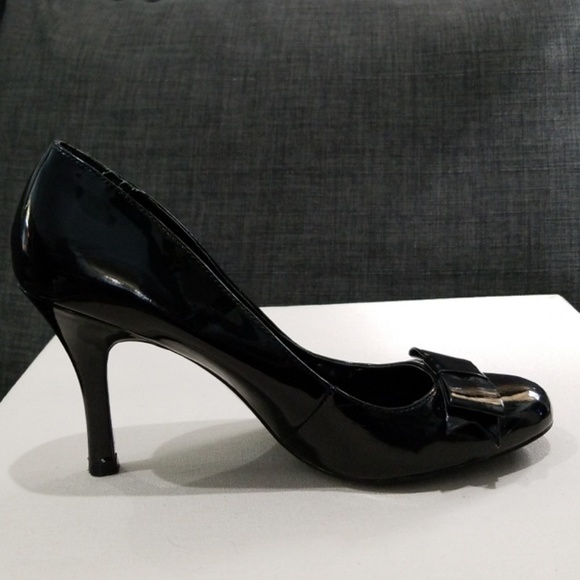 DONATED. Patent leather heels with bow. - Picture 5 of 8